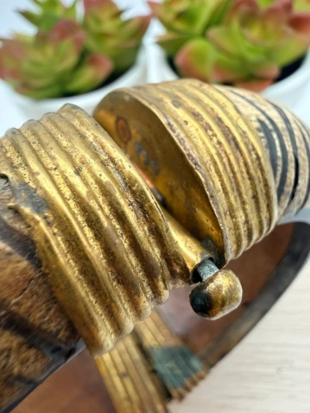 Vintage Chunky Carved Wood Hinged Bangle Bracelet Brass Tone Tribal Boho - Picture 6 of 8
